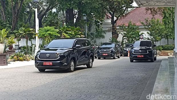 Mobil hybrid pelat merah terparkir di halaman Balkot DKI Jakarta. (Tiara/detikcom)