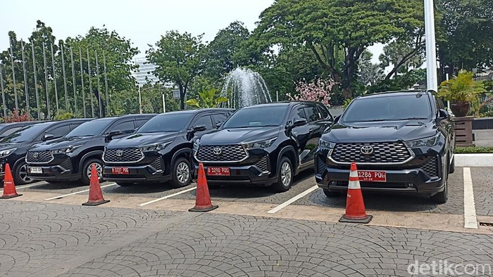 Mobil hybrid pelat merah terparkir di halaman Balkot DKI Jakarta. (Tiara/detikcom)