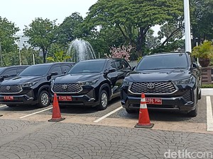Sejumlah Mobil Hybrid Terparkir di Balkot DKI, Mobil Baru Kepala Dinas?