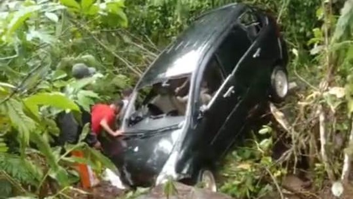 Mobil membawa tujuh penumpang terjun ke jurang di Tanggamus