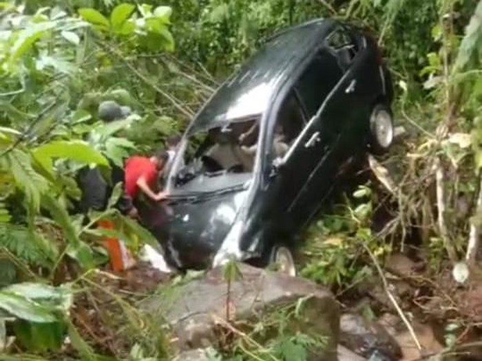 Mobil membawa tujuh penumpang terjun ke jurang di Tanggamus