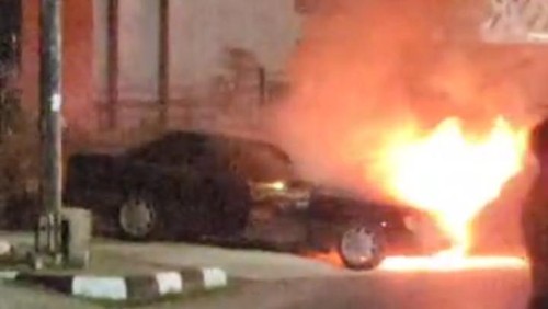 Mobil sedan yang terparkir di depan Capo Cafe di Desa Senggigi, Kecamatan Batulayar, Lombok Barat, NTB, ludes terbakar. (Foto: Istimewa)