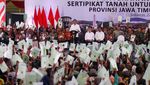 Momen Jokowi bagi-bagi Sertifikat ke Warga Jawa Timur
