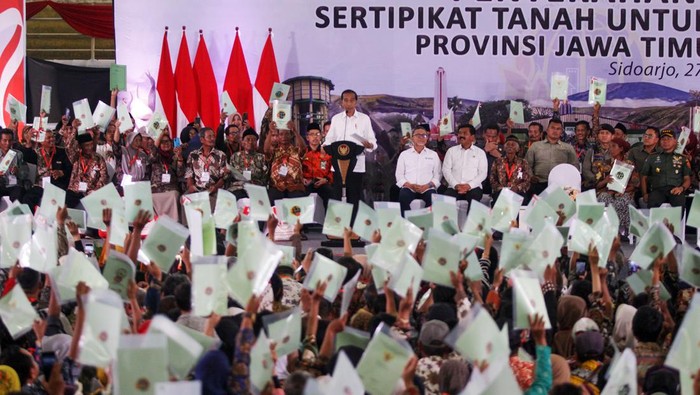 Presiden Jokowi menyerahkan sekitar 5.000 sertifikat untuk masyarakat Jawa Timur. Penyerahan sertifikal berlangsung di Gelora Delta Sidoarjo, Jawa Timur, Rabu (27/12/2023).