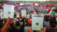 Total ada sebanyak 4.000 orang warga yang hadir ke lokasi. Dari jumlah tersebut, 3.200 di antaranya merupakan penerima sertifikat tanah dari program PTSL dan 800 orang penerima sertifikat redistribusi tanah. Secara simbolis, sertifikat ini diberikan langsung oleh Jokowi kepada 12 orang perwakilan warga.  