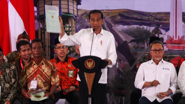 Momen Jokowi bagi-bagi Sertifikat ke Warga Jawa Timur