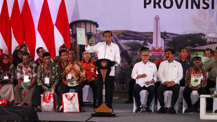Momen Jokowi bagi-bagi Sertifikat ke Warga Jawa Timur Presiden Jokowi menyerahkan sekitar 5.000 sertifikat untuk masyarakat Jawa Timur. Penyerahan sertifikal berlangsung di Gelora Delta Sidoarjo, Jawa Timur, Rabu (27/12/2023).