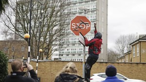 Pada Desember 2023, Banksy buat mural tiga drone di rambu perhentian lalu lintas bertuliskan STOP di London tenggara, Inggris. Karya dukungan pada Palestina itu sayangnya baru sejam ada sudah dicuri. Foto: Istimewa