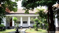 Museum Batik Pekalongan buka setiap hari mulai pukul 08.00 - 15.00 WIB. Harga tiketnya adalah Rp 5 ribu untuk dewasa, Rp 2 ribu untuk anak-anak dan pelajar, dan Rp 10 ribu untuk turis mancanegara. (Foto: Ari Saputra/detikcom)