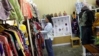 Setelah puas berkegiatan di Museum Batik Pekalongan, traveler juga dapat membeli batik di ruang dekranasda. (Foto: Ari Saputra/detikcom)
