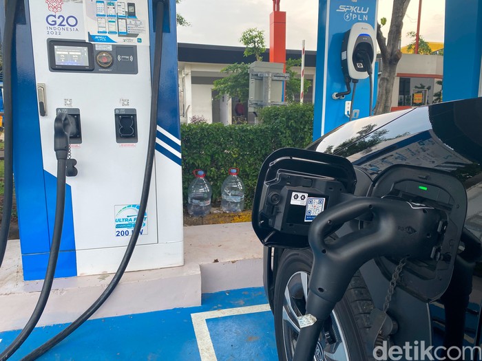Ngecas Mobil Listrik Toyota bZ4X di SPKLU Ultrafast Charging 200 kW