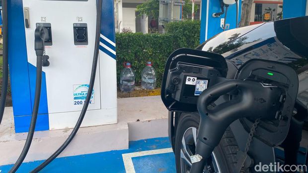 Ngecas Mobil Listrik Toyota bZ4X di SPKLU Ultrafast Charging 200 kW
