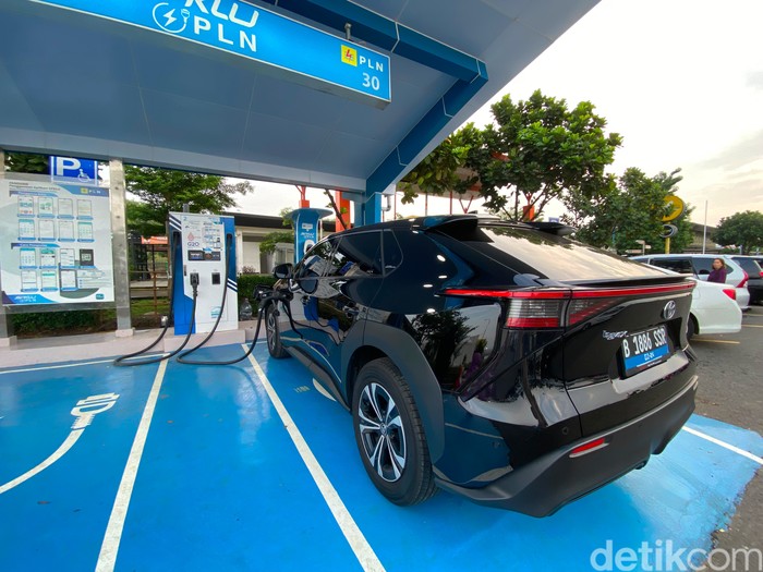 Ngecas Mobil Listrik Toyota bZ4X di SPKLU Ultrafast Charging 200 kW