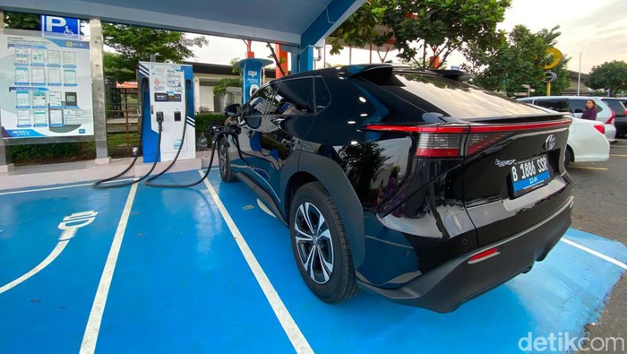 Ngecas Mobil Listrik Toyota bZ4X di SPKLU Ultrafast Charging 200 kW
