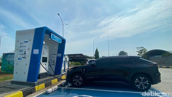 Ngecas Mobil Listrik Toyota bZ4X di SPKLU Rest Area 379A Tol Batang-Semarang
