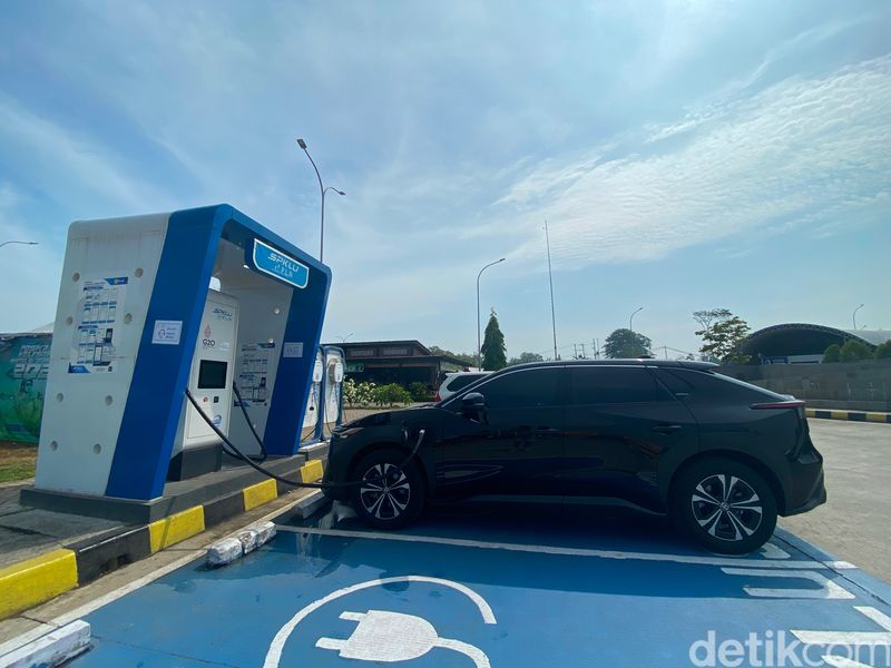 Ngecas Mobil Listrik Toyota bZ4X di SPKLU Rest Area 379A Tol Batang-Semarang