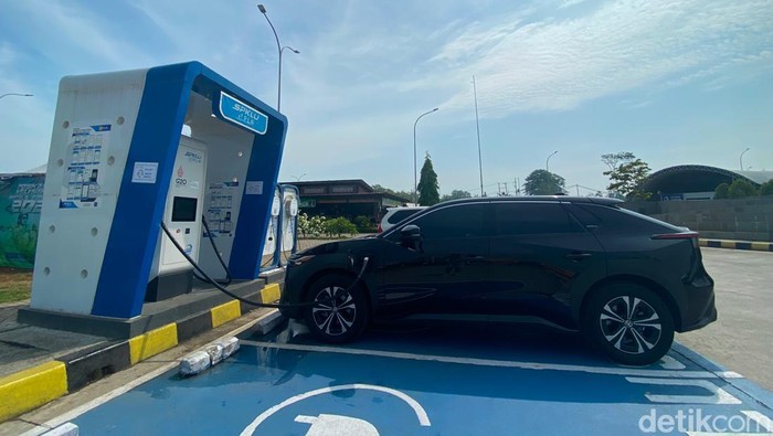 Ngecas Mobil Listrik Toyota bZ4X di SPKLU Rest Area 379A Tol Batang-Semarang