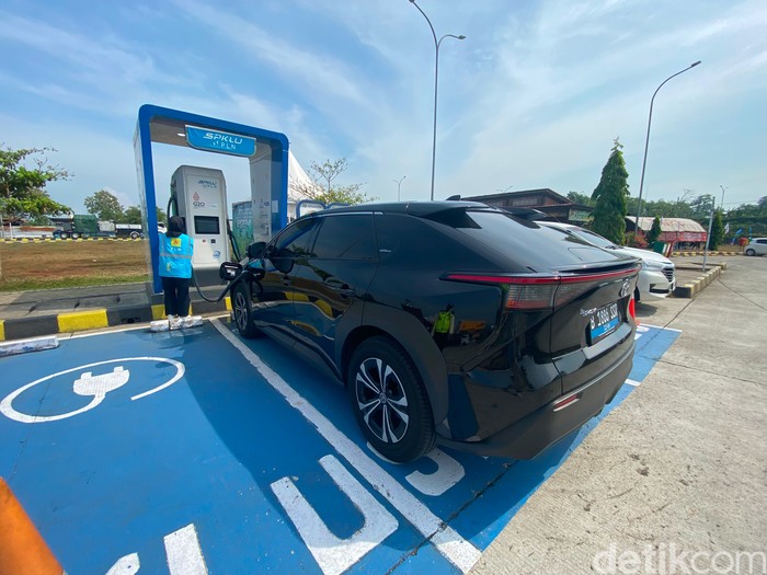 Ngecas Mobil Listrik Toyota bZ4X di SPKLU Rest Area 379A Tol Batang-Semarang