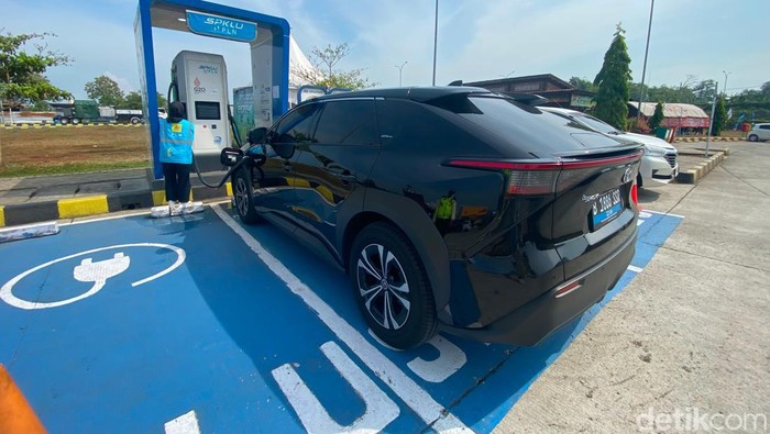 Ngecas Mobil Listrik Toyota bZ4X di SPKLU Rest Area 379A Tol Batang-Semarang