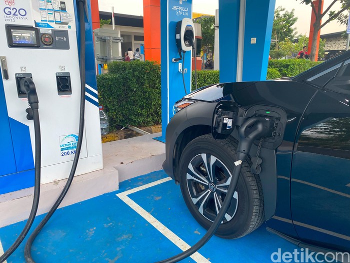 Ngecas Mobil Listrik Toyota bZ4X di SPKLU Ultrafast Charging 200 kW