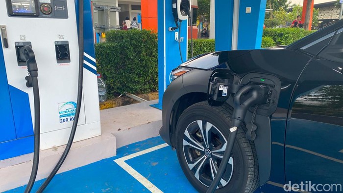 Ngecas Mobil Listrik Toyota bZ4X di SPKLU Ultrafast Charging 200 kW