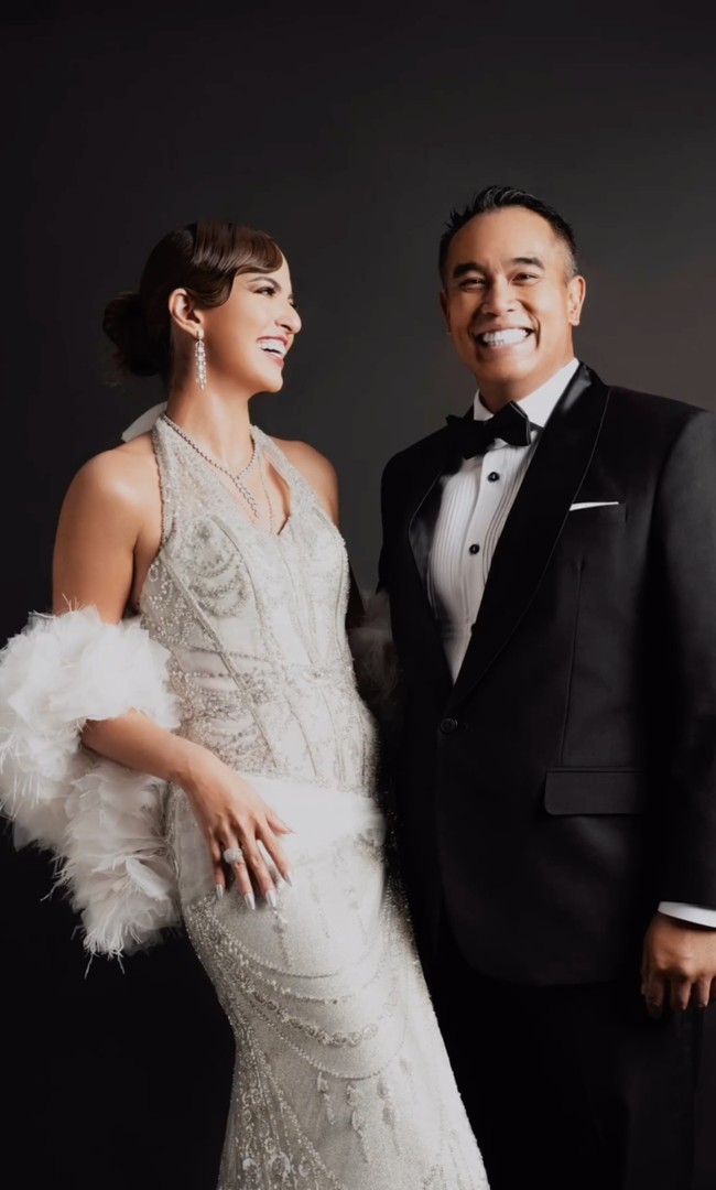Bergaya ala keluarga bangsawan, Nia Ramadhani tampil cantik dalam balutan gaun silver dari Coutier. Sementara suaminya, Ardi Bakrie tampil gagah mengenakan setelan jas hitam dari SAS Designs. Foto: Instagram/@coutier_the