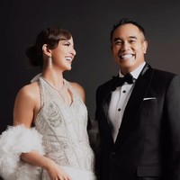 Bergaya ala keluarga bangsawan, Nia Ramadhani tampil cantik dalam balutan gaun silver dari Coutier. Sementara suaminya, Ardi Bakrie tampil gagah mengenakan setelan jas hitam dari SAS Designs. Foto: Instagram/@coutier_the