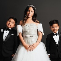 Ketiga anak Nia Ramadhani, Mikhayla, Mainaka, dan Magika, juga tak kalah mencuri atensi. Putri sulungnya tampak begitu cantik dan kedua putra Nia terlihat gagah dan menawan mengenakan setelan jas yang dipadukan dengan dasi kupu-kupu. Foto: Instagram/@ramadhaniabakrie