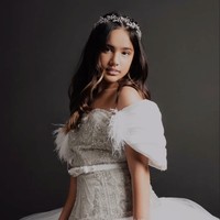 Mengenakan gaun model sabrina dengan rambut yang terurai dan dikeriting gantung, Mikhayla tampil cantik mempesona. Banyak yang memuji penampilan anak pertama Nia dan Ardi tersebut. “MIKHAAAAA CANTIK BGT,” komentar salah seorang netizen. Foto: Instagram/@coutier_the