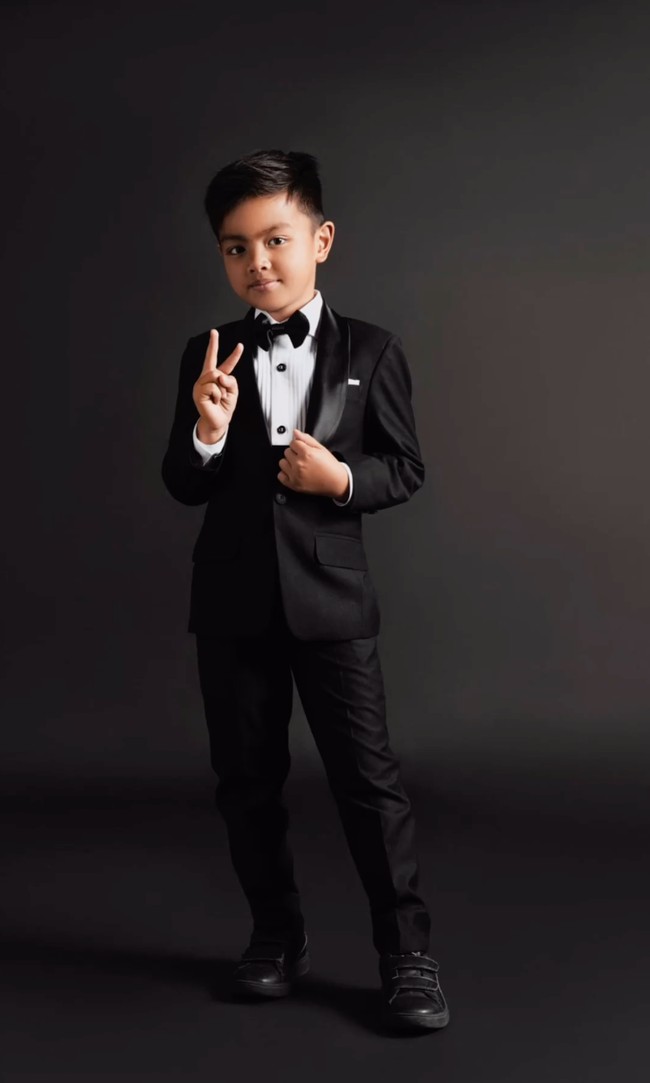 Seperti kakaknya, si bungsu Magika juga mengenakan setelan jas berwarna hitam. Gayanya tak kalah bikin gemas kala tampil formal. Foto: Instagram/@coutier_the