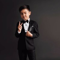 Seperti kakaknya, si bungsu Magika juga mengenakan setelan jas berwarna hitam. Gayanya tak kalah bikin gemas kala tampil formal. Foto: Instagram/@coutier_the