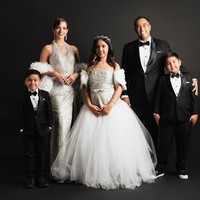 Melalui akun Instagram pribadinya Nia Ramadhani tampak memamerkan foto terbaru pemotretan keluarganya. Bergaya mewah dan elegan, foto keluarga Nia itu disebut bak keluarga yang ada di drama Korea. Foto: Instagram/@ramadhaniabakrie