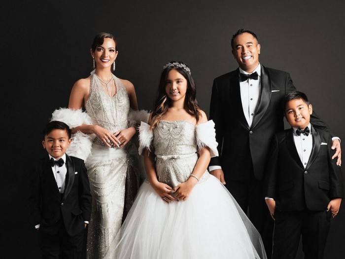 Nia Ramadhani dan keluarga