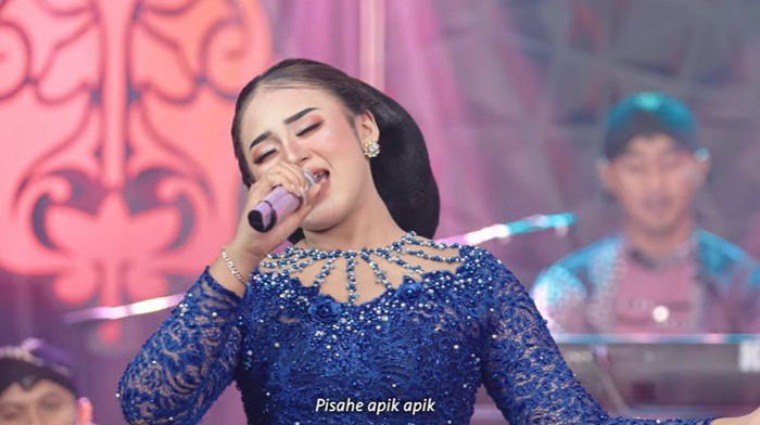 Niken Salindry membawakan lagu Apik versi campursari.