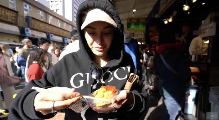 Nikita Mirzani Asyik Liburan di Jepang, Cicip Sate Wagyu hingga Ramen Nikita Mirzani Asyik Liburan di Jepang, Cicip Sate Wagyu hingga Ramen