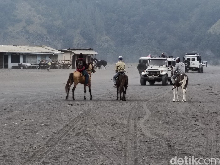 Ojek Kuda dan Pedagang Souvernir di Gunung Bromo