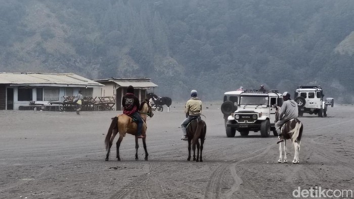 Ojek Kuda dan Pedagang Souvernir di Gunung Bromo