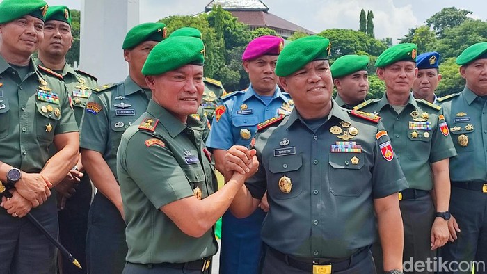 Pangdam IV/Diponegoro Mayjen Widi Prasetijono resmi menyerahkan jabatannya kepada Mayjen Tandyo Budi Revita, Rabu (27/12/2023)