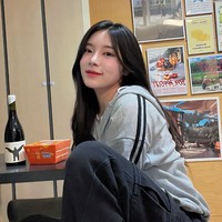 Dalam salah satu video, pasangan tersebut berbagi lebih banyak tentang hubungan mereka, mengungkapkan bahwa mereka bertemu melalui aplikasi kencan setelah Cho Hyeon meninggalkan industri hiburan. Foto: dok. Instagram