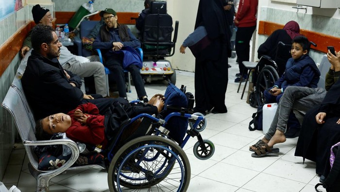 A Palestinian kidney patient undergoes dialysis, amid the going conflict between Israel and Hamas, in a hospital in Rafah in the southern Gaza Strip December 24, 2023. REUTERS/Mohammed Salem