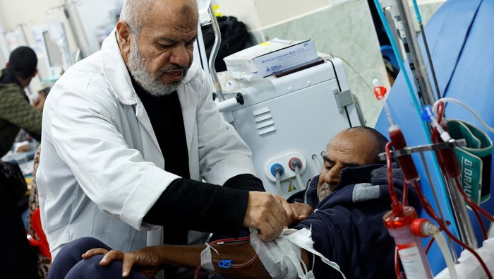 A Palestinian kidney patient undergoes dialysis, amid the going conflict between Israel and Hamas, in a hospital in Rafah in the southern Gaza Strip December 24, 2023. REUTERS/Mohammed Salem
