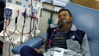 Seorang pasien ginjal menjalani cuci darah di sebuah rumah sakit di Rafah, selatan Jalur Gaza, Minggu (24/12/2023).  