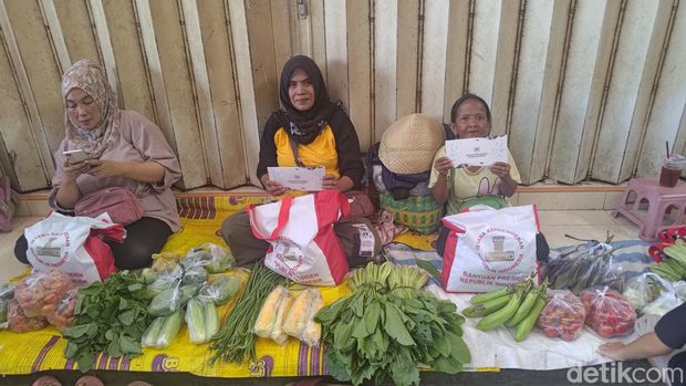 Pedagang Pasar Rogojampi Banyuwangi menerima BLT Elnino dari Presiden Jokowi.