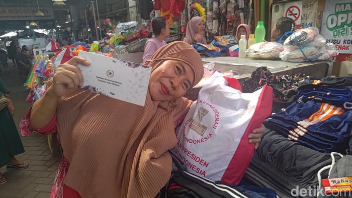 Pedagang Pasar Rogojampi Banyuwangi menerima BLT Elnino dari Presiden Jokowi.