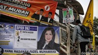 Pemasangan APK Pemilu 2024 tersebut melanggar Peraturan KPU yang melarang pemasangan atribut partai atau caleg di fasilitas umum.