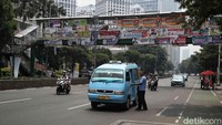 Tampak APK Pemilu nyaris menutupi seluruh bagian JPO.