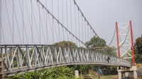 Kementerian PUPR membangun sebanyak 558 jembatan gantung selama periode 2015-2023 di Indonesia dalam rangka mempermudah konektivitas antardesa.