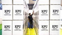 Seorang petugas PPK (Panitia Pemilihan Kecamatan) Divisi Logistik menata kotak suara Pemilu 2024 di Gelanggang Olahraga Remaja Tanah Abang, Jakarta Pusat, Rabu (27/12/2023).