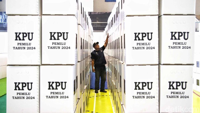 KPU Jakarta Pusat menyiapkan 1.992 kotak suara untuk tujuh Kelurahan di Kecamatan Tanah Abang. Ribuan kotak suara itu ditempatkan sementara di GOR Tanah Abang.