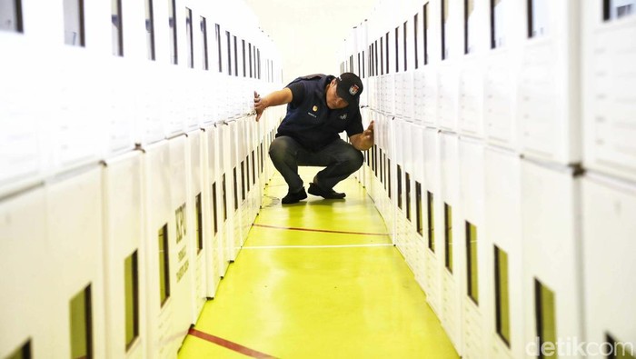 KPU Jakarta Pusat menyiapkan 1.992 kotak suara untuk tujuh Kelurahan di Kecamatan Tanah Abang. Ribuan kotak suara itu ditempatkan sementara di GOR Tanah Abang.